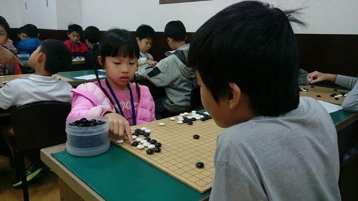 孩子們在課堂上專注對弈圍棋